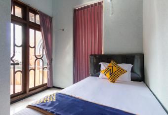 SPOT ON 2689 Safira Family Residence allows 18 year olds to book a room