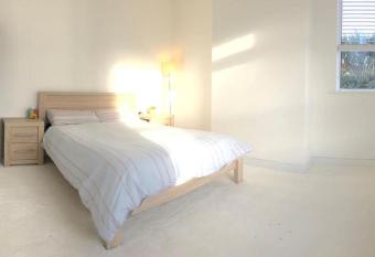 Kings Lynn Double Bedroom 1 New Renovated Bathroom allows 18 year olds to book a room