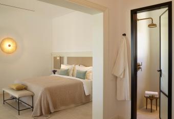 Bonzoe Suites & Villas has rooms with a private hot tub