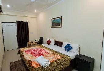 RCS Residency And Guest House allows 18 year olds to book a room