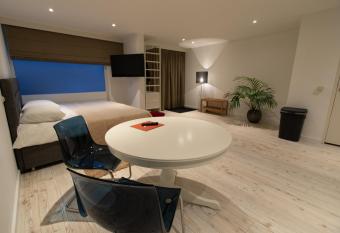 TamTam Studio allows 18 year olds to book a room