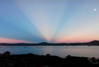 F2 familial - Vue imprenable sur la baie du Marin allows 18 year olds to book a room