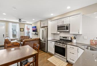 Luxury Rooms near Temple U, Drexel, UPenn, and the MET allows 18 year olds to book a room