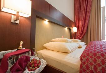 Hotel Augusta Am Kurf  rstendamm has Balcony rooms