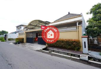 OYO 2737 D Kost allows 18 year olds to book a room