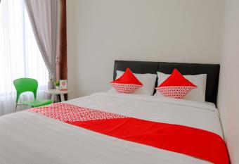 RedDoorz Syariah near Universitas Muhammadiyah Jember allows 18 year olds to book a room