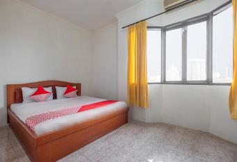 Super OYO 2704 Hotel Transit 2 allows 18 year olds to book a room