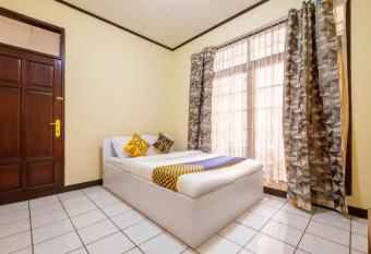 SPOT ON 2672 Bee M allows 18 year olds to book a room