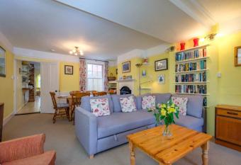 4 Old Homes has Balcony rooms