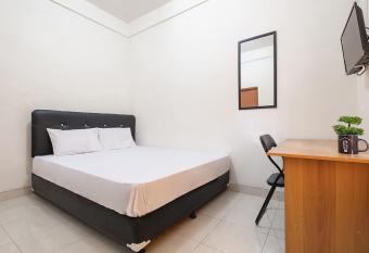 OYO Life 2807 Nusa Indah Kost Putri allows 18 year olds to book a room