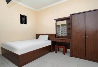 OYO Life 2812 Hommy Boarding House allows 18 year olds to book a room