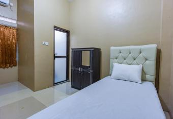 OYO Life 2866 Kost Syahira allows 18 year olds to book a room