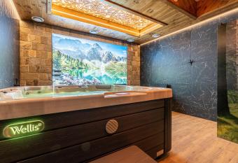 Rezydencja Markowy Dworek has Balcony rooms