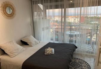 Studio climatis      5 minutes de la plage has Balcony rooms
