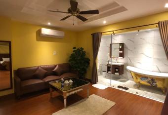 Le Grand Hanoi Hotel - The Oriental has rooms with a private hot tub