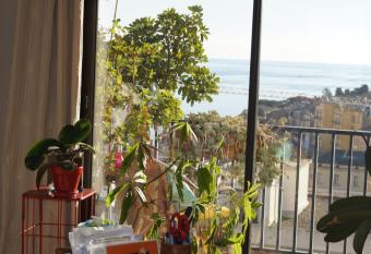 Appartement vue mer allows 18 year olds to book a room