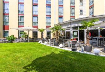 PhiLeRo Hotel K  ln allows 18 year olds to book a room