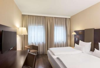 NH D  sseldorf K  nigsallee allows 18 year olds to book a room