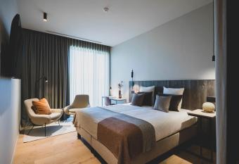 Waer Waters Spa Hotel allows 18 year olds to book a room