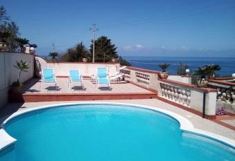 Villa Teresa has Balcony rooms