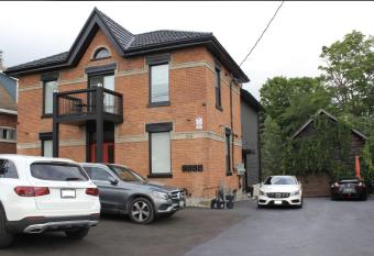 DaVel DeLuxe Two - downtown Orillia has Balcony rooms