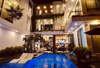 Hoi An Gravel Pool Villa & Spa has rooms with a private hot tub