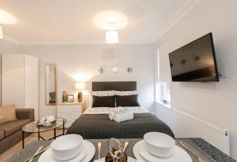 11 Helena House Business Apartment allows 18 year olds to book a room