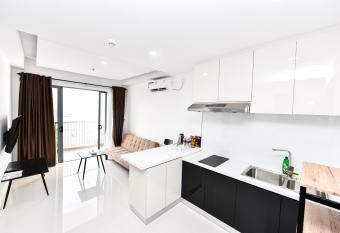 LOVINA 17-10 AT Harbour Bay Residences has Balcony rooms