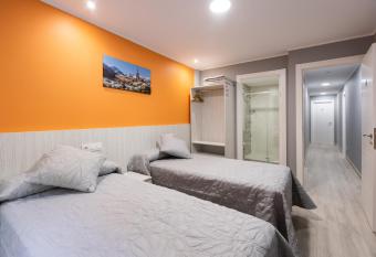 Pensi  n San Lorenzo 2 allows 18 year olds to book a room