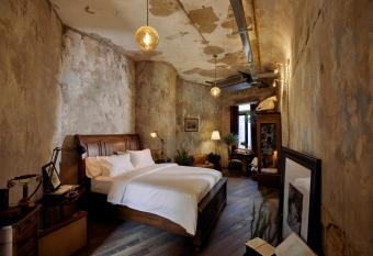 The Mustang Blu has rooms with a private hot tub