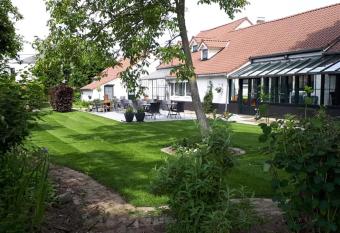 Wanneshoeve allows 18 year olds to book a room