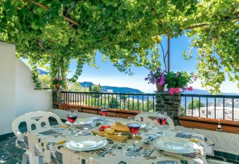 Alojamiento Los Pradillos allows 18 year olds to book a room