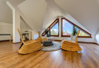 Apartment Grey Mountain allows 18 year olds to book a room