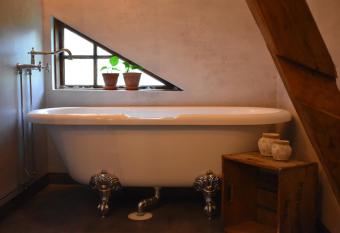 Esper  d Farm has rooms with a private hot tub