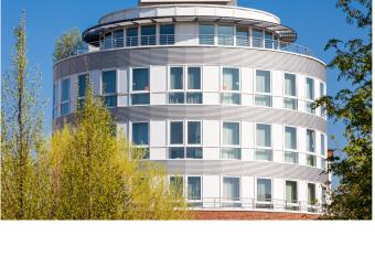 PLAZA Premium K  ln allows 18 year olds to book a room