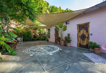 My Sisters House - Female only allows 18 year olds to book a room