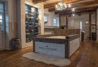 Luxusferienhaus Isernhagen has rooms with a private hot tub