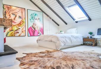 Cozy Artist Loft allows 18 year olds to book a room