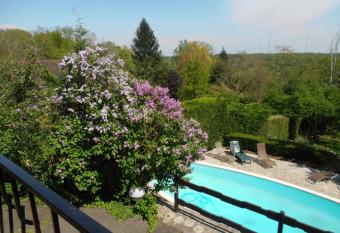 La Fargette has Balcony rooms