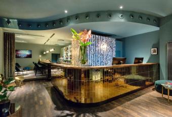 Manhattan Hotel allows 18 year olds to book a room