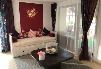 Gem  tlich wohnen in Messen  he, Feenzian allows 18 year olds to book a room