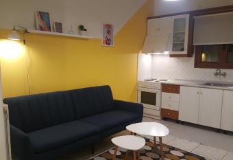 Olympia cosy flat, central location has Balcony rooms