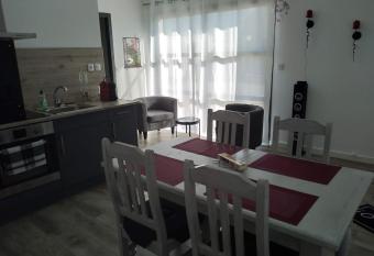 Mini villa sur la route des vins allows 18 year olds to book a room