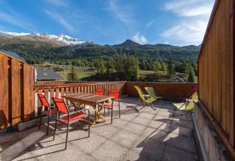 Fleurs et Neige has Balcony rooms