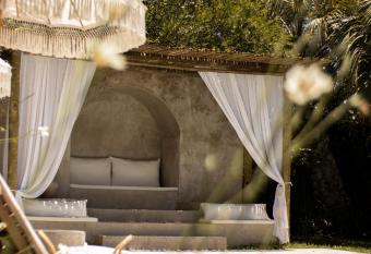 m a r    a has Balcony rooms