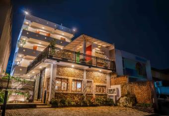 Brixia Cafe & Guest has Balcony rooms