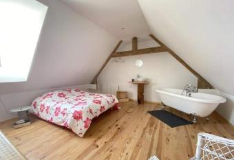 parade nuptiale has Balcony rooms