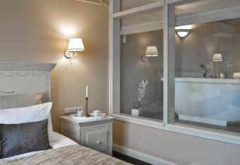 Viva Trakai has rooms with a private hot tub