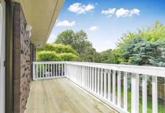 Remuera 5 bedroom Holiday House has rooms with a private hot tub