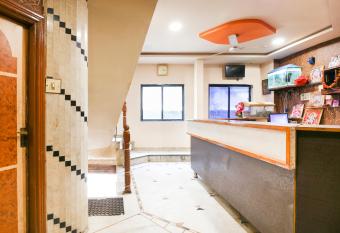 SPOT ON 49752 Hotel Super Guest House allows 18 year olds to book a room